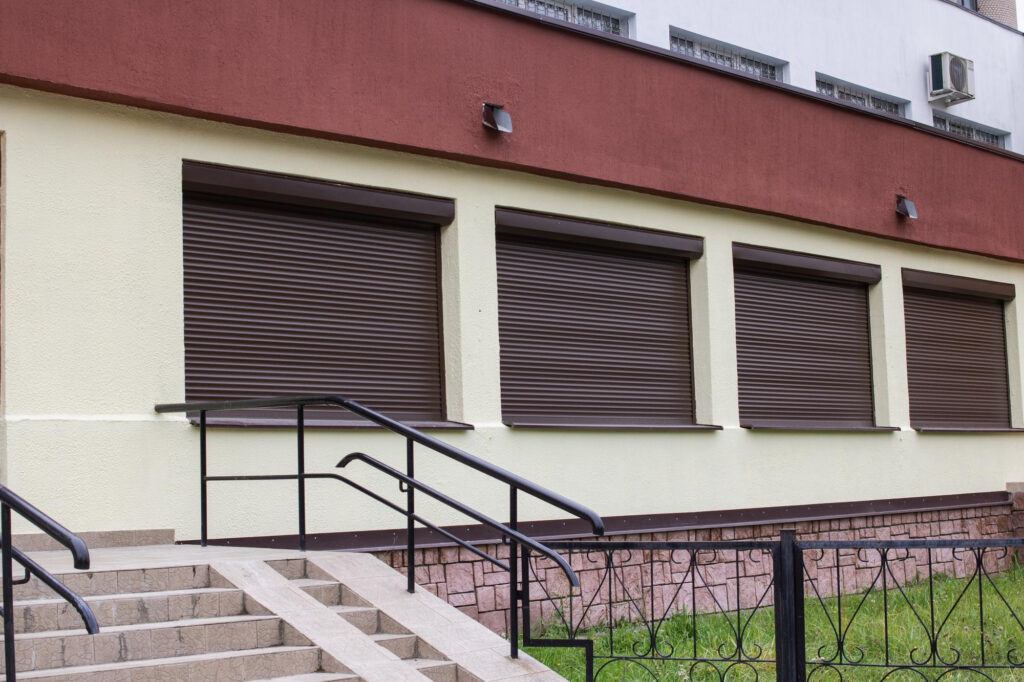 Profesjonalne mycie rolet zewnętrznych przez W-porządku – skuteczne usuwanie zabrudzeń, doczyszczanie powierzchni oraz kompleksowe mycie okien i szyb wokół budynku.