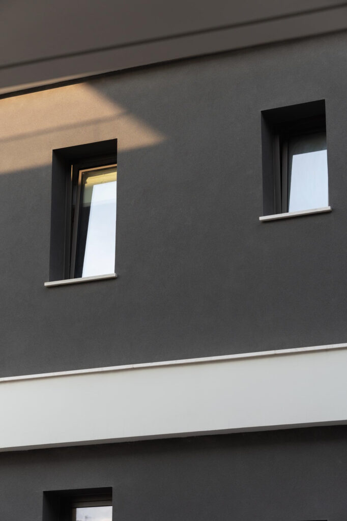 Profesjonalne mycie elewacji budynku z wykorzystaniem metody Water Fed przez firmę W-porządku – skuteczne usuwanie zabrudzeń, doczyszczanie powierzchni oraz kompleksowe mycie okien i mycie szyb.