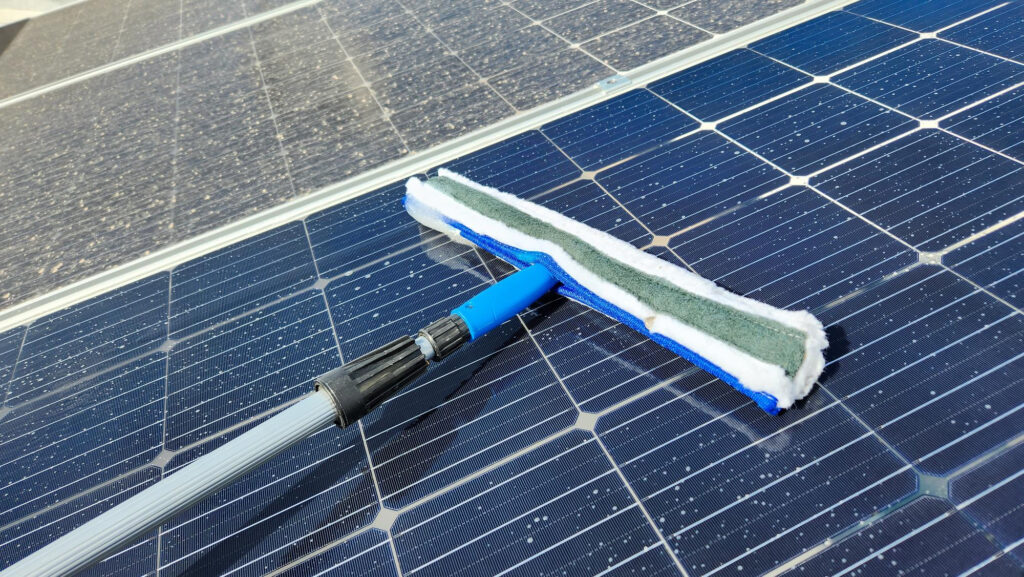 Mycie paneli fotowoltaicznych – dlaczego ma realny wpływ na produkcję energii