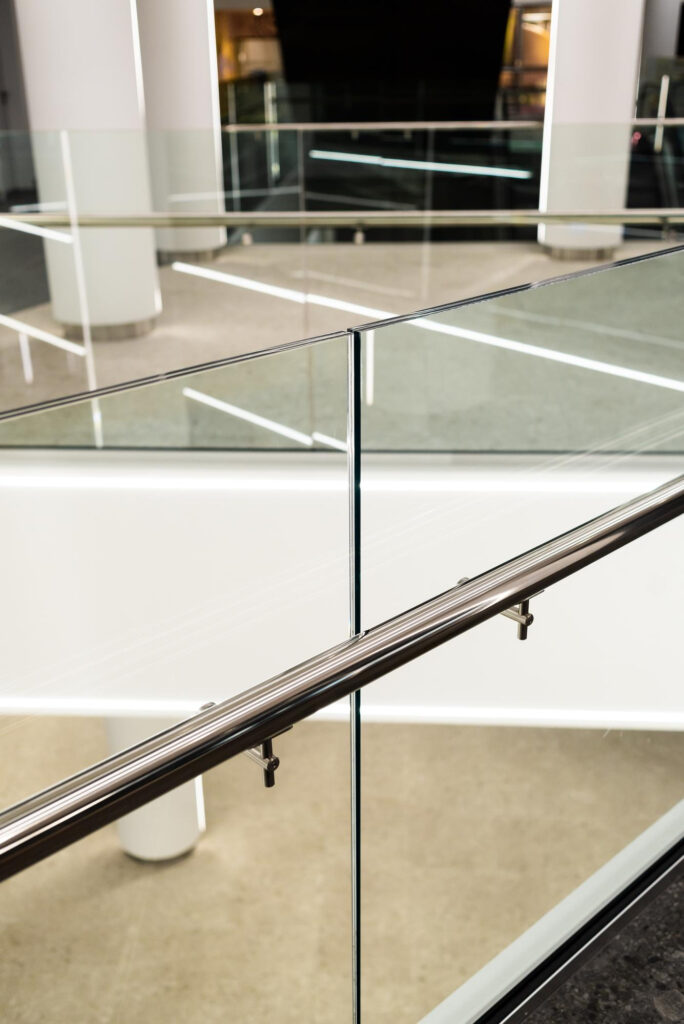 Profesjonalne mycie szklanych balustrad przez firmę W-porządku – dokładne mycie szyb, doczyszczanie zabrudzeń oraz przywracanie idealnej przejrzystości szkła bez smug i zacieków.