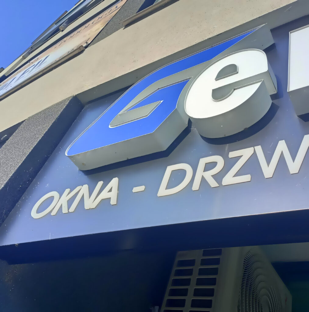 Profesjonalne mycie okien i witryn sklepowych wykonane przez firmę W-porządku – dokładne mycie szyb oraz doczyszczanie powierzchni szklanych.